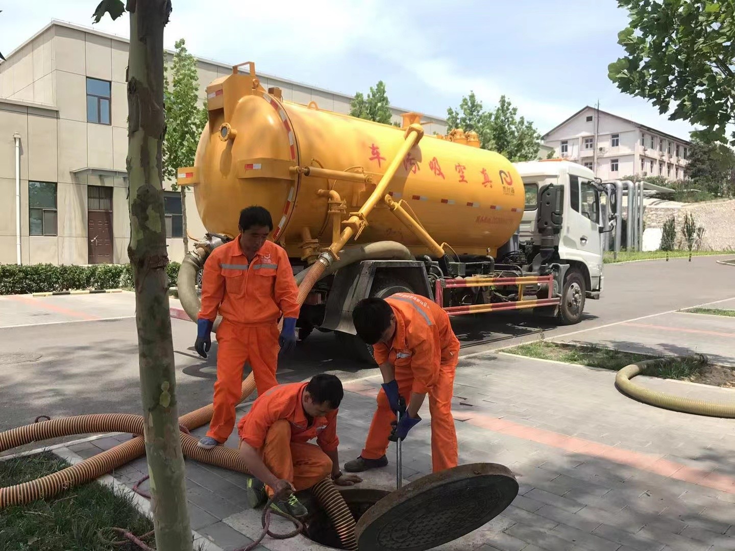 庆安管道疏通车停在窨井附近