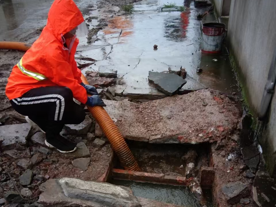 庆安专业清理污水池 炜誉市政以规范流程守护城市 “肠道”