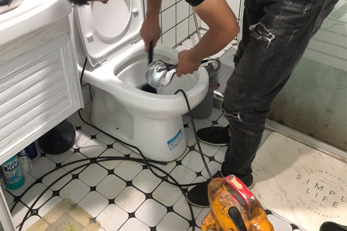 庆安马桶堵塞自己疏通还是找师傅?专业上门服务让你省时更省心